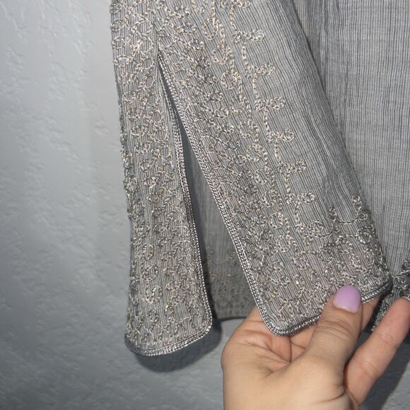 New York & Company Gray Lurex Embroidered V-Neck Blouse Size XS - Picture 5 of 5